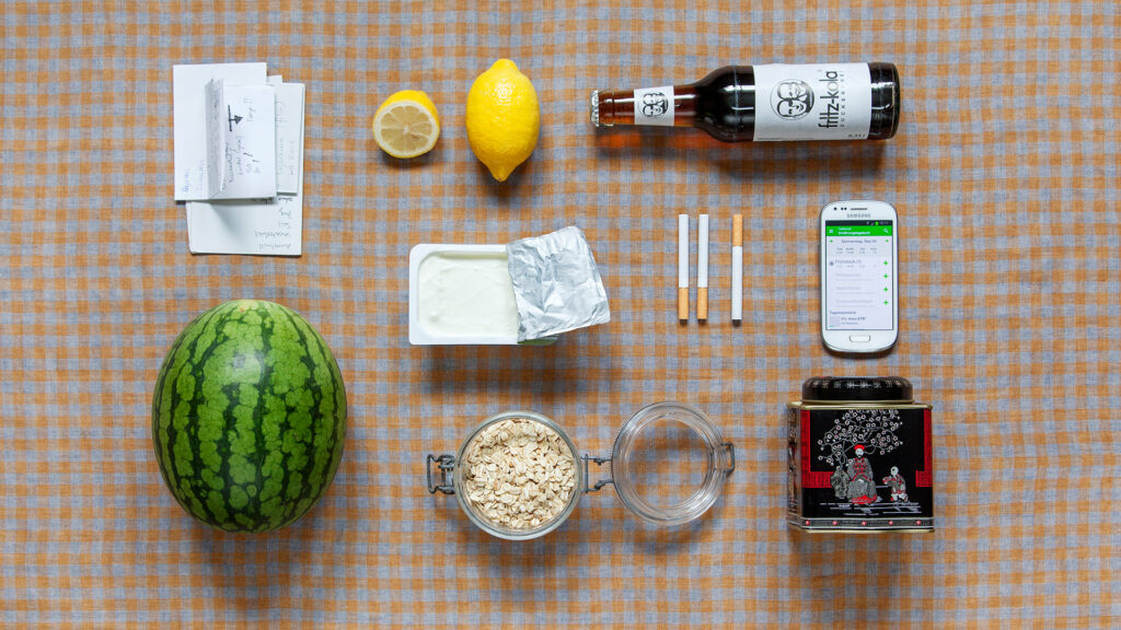 Lisa, 18 seit drei Jahren leidet sie an Bulimie und Magersucht.
Melone, Haferflocken, Tee, App zum Kalorienzählen, Zigaretten, Magerquark, Notizen um eigenen Essverhalten, Zitronen, Cola