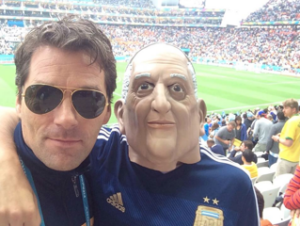 Oliver Wurm mit einem Argentinien-Fan bei der WM.