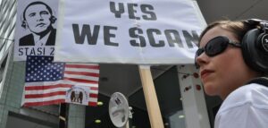 Demonstration gegen NSA-Überwachung am Checkpoint Charlie in Berlin