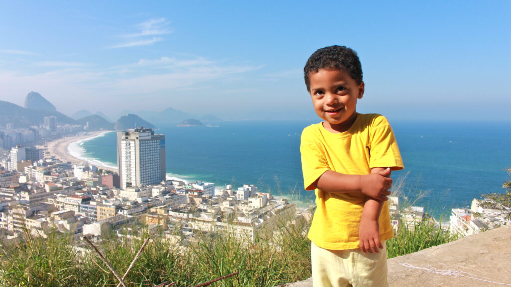 Luan ist zwei Jahre alt. Seine Favela liegt direkt an der Copacabana.